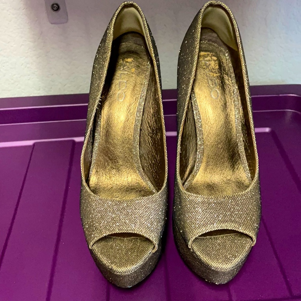 Aldo Gold/Glitter Peep toe